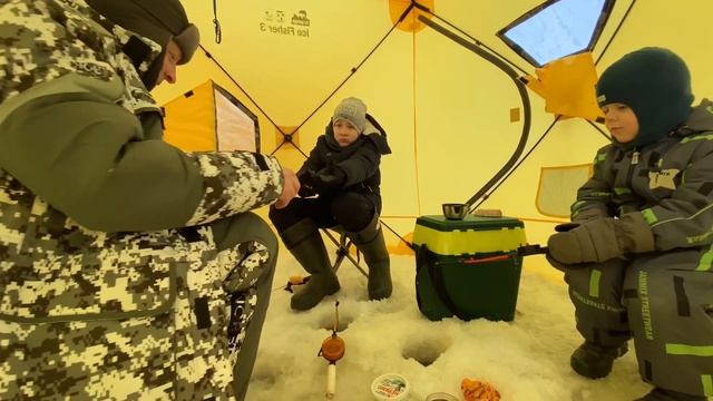 Рыбалка на Белом море с детьми. Сухое море. Ловля Корюшки. Как приучить ребенка к рыбалке. смотреть онлайн