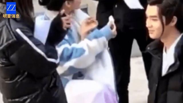 Zhao Lusi Publicly Announces Boyfriend, Stuffs Chewed Gum into Assistant's Hand. смотреть онлайн