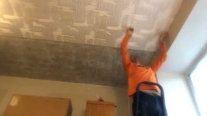 Как приклеить на неровный потолок  плитку без швов. Приятного просмотра)))