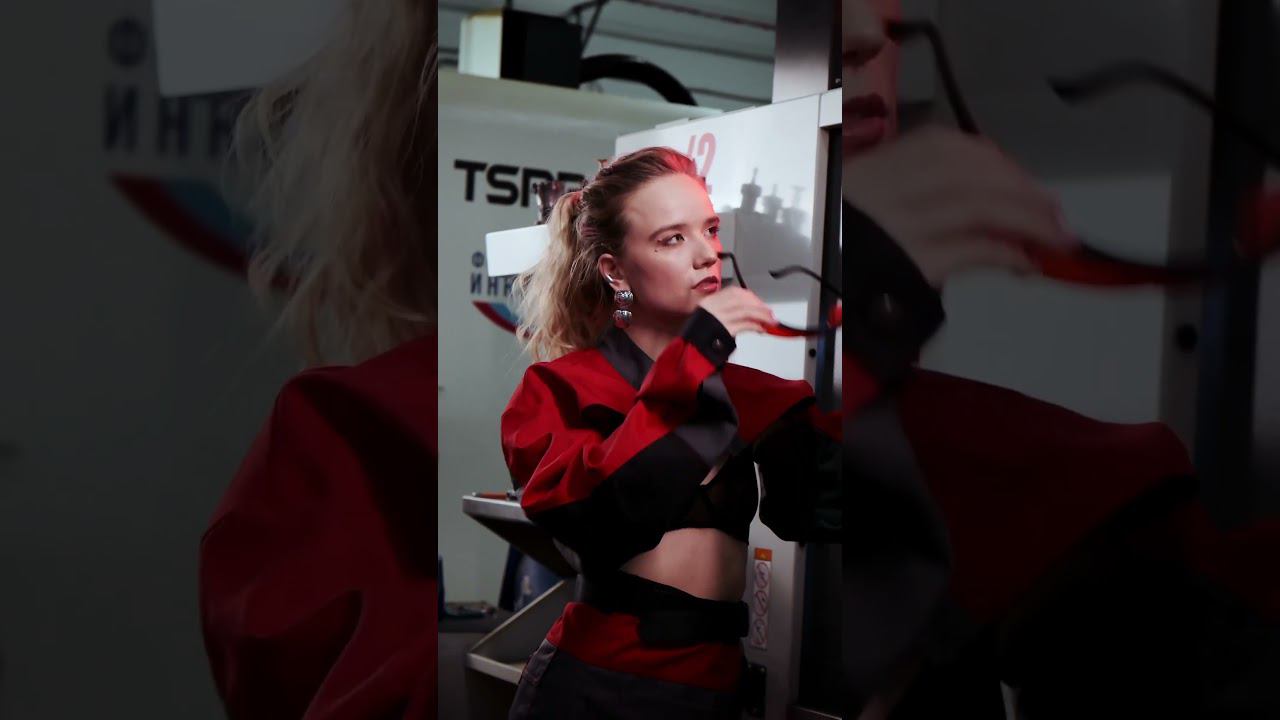 Красотка на производстве?! Работа с ЧПУ-станком смотреть онлайн