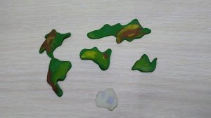 Леплю планету земля из пластилина.