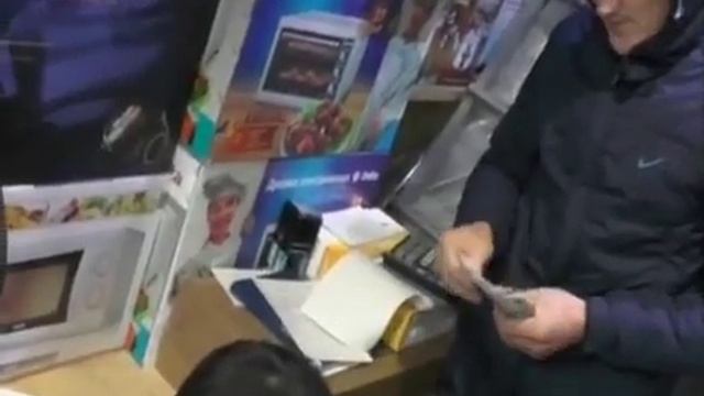 Судебные приставы и налоговики провели рейд по торговым точкам «Ярмарки» смотреть онлайн