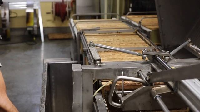 Как откачивают мед на промышленной пасеке Боба Бинни (США) - Линия для откачки и сепаратор воска смотреть онлайн