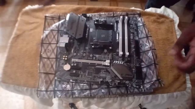 AMD Ryzen 3 3200G + MSI B450M BAZOOKA PLUS UNBOXING смотреть онлайн