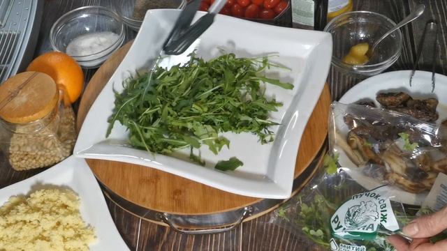 САЛАТ РУККОЛА С ЖАРЕНОЙ ПЕЧЕНЬЮ ГРИБАМИ заправленный МЕДОВО АПЕЛЬСИНОВОЙ ЗАПРАВКОЙ смотреть онлайн