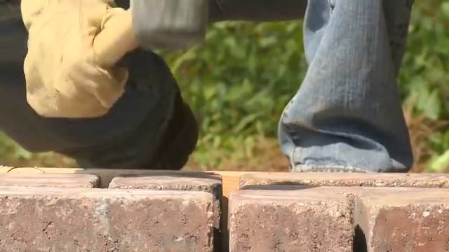 How to Build a Paver Patio смотреть онлайн