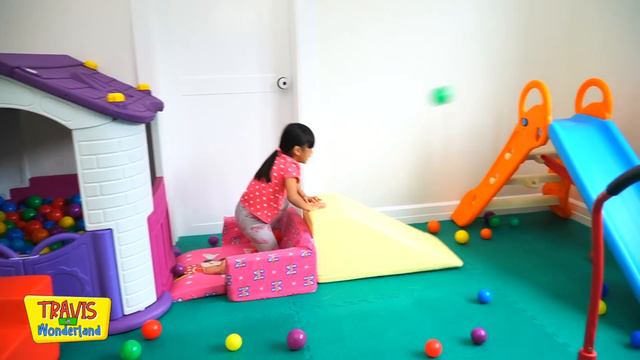 TRAVIS' OBSTACLE COURSE | PLAY TIME | Travis in Wonderland смотреть онлайн