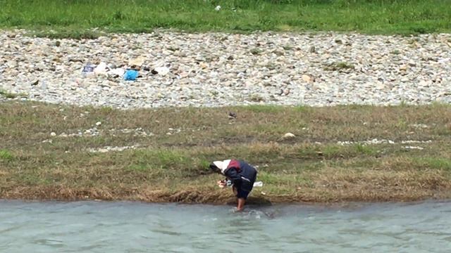ЖЕНЩИНА МОЕТ НОГИ В ЛЕДЯНОЙ ВОДЕ смотреть онлайн