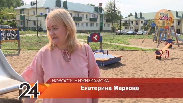Под Нижнекамском на детской площадке практически организовали свалку и выгуливают там собак смотреть онлайн