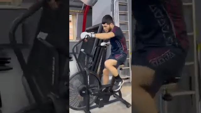 ??Камил Карате продолжает подготовку к бою с ??Одилхоном Камоловым, который пройдет 4 марта смотреть онлайн