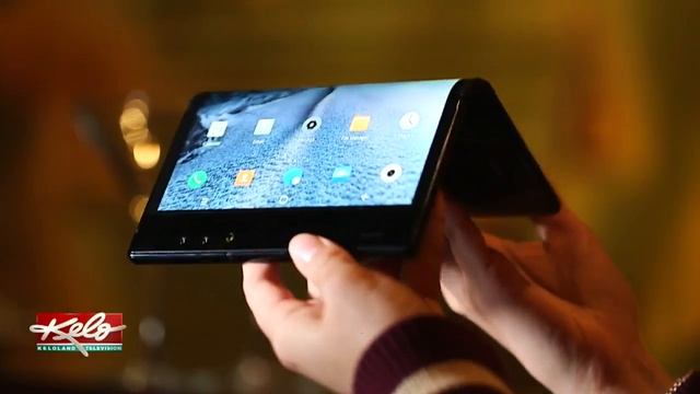 Samsung Debuts Bendable Phone смотреть онлайн