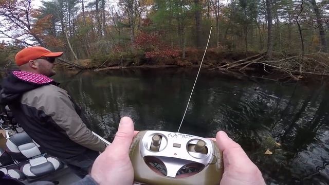 RC Boat Catches Fish!?! Fishing Challenge! смотреть онлайн