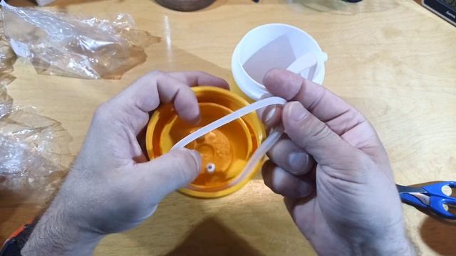 Компактный ланч-бокс для еды с ложкой в комплекте. Незаменимый атрибут в жизни человека.