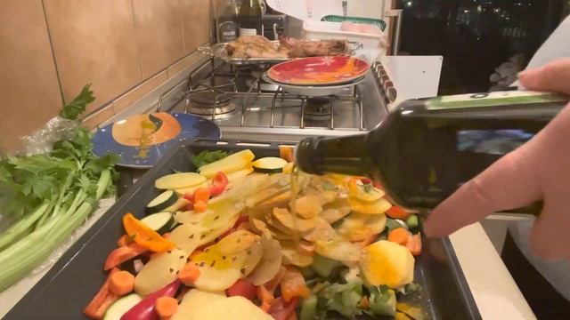 СОКОВИТІ КУРЯЧІ СТЕГЕНЦЯ, ЗАПЕЧЕНІ З ОВОЧАМИ: СМАЧНА ЩОДЕННАЯ СТРАВА смотреть онлайн