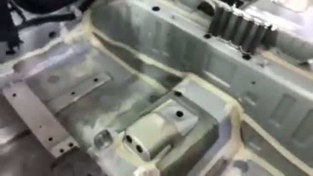 Renault Koleos - проглядываются следы заводской шумоизоляции, которой здесь очень мало смотреть онлайн