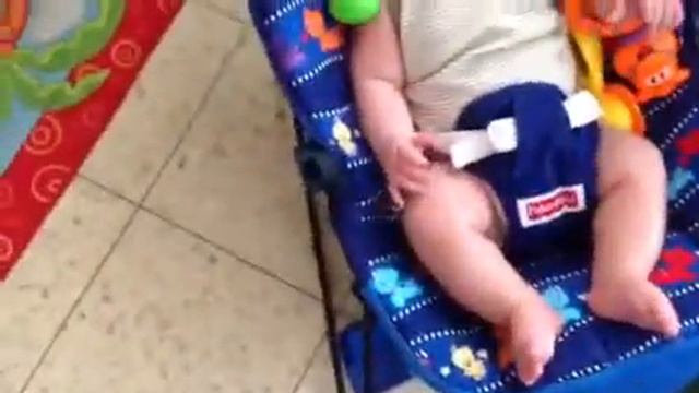 Учимся держать игрушки смотреть онлайн