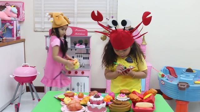 Suri & Annie Pretend Play with Funny Food Hats and Cooking Kitchen Kids Toys смотреть онлайн