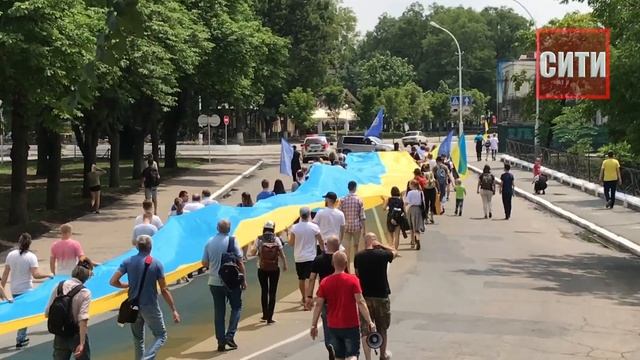 По Измаилу пронесли 100-метровый флаг Украины смотреть онлайн