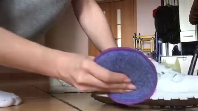 Как отчистить белые кроссовки или кеды с помощью диска Инволвер от Гринвей смотреть онлайн