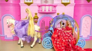 Розовый дворец у принцессе Барби сегодня рутинный день у Куклы