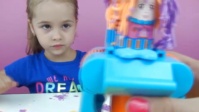 ✿ Пластилин Плей До набор Сумасшедшие прически. Арина делает прически из Play Doh смотреть онлайн