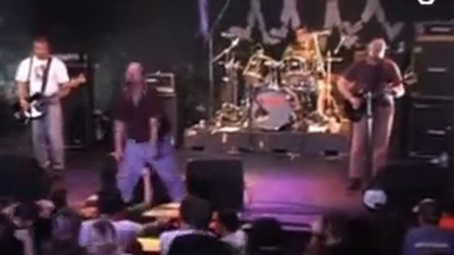 Garotos Podres - 18 - Escolas (Ao Vivo KVA 30 07 2005) Pumpkn @LBVIDZ смотреть онлайн