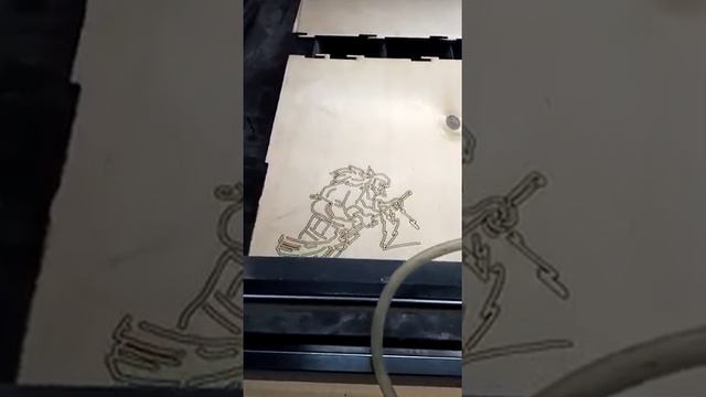 Процесс вырезания фигур из дерева смотреть онлайн