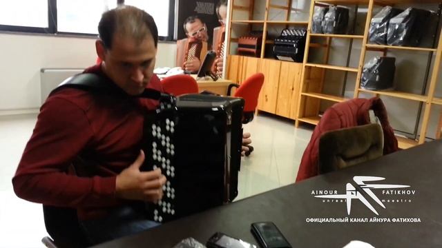 Айнур Фатихов в Италии, выбирает баян. смотреть онлайн