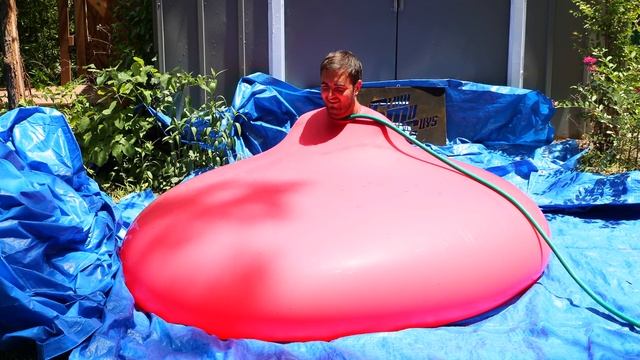 6ft Man in 6ft Giant Water Balloon - 4K - The Slow Mo Guys смотреть онлайн