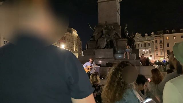 Артист на площади Кракова. Потрясающе поет! 👍😍 смотреть онлайн