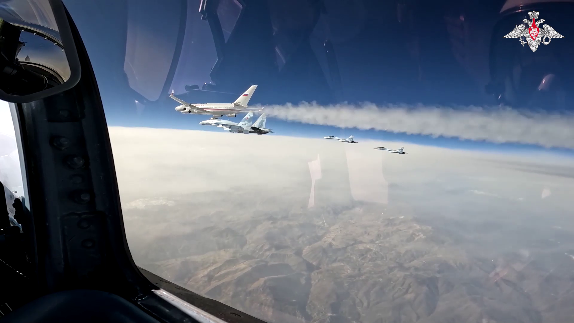 Истребители Су-35С сопровождают самолет борт номер один с Путиным на всем протяжении маршрута в ОАЭ смотреть онлайн