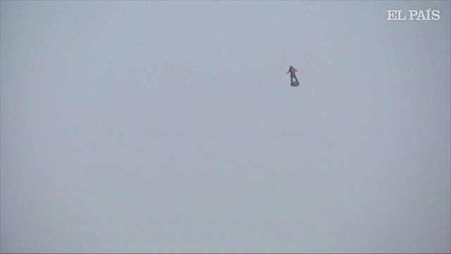El HOMBRE VOLADOR Franky Zapata no logra cruzar el CANAL de la MANCHA con su FLYBOARD смотреть онлайн