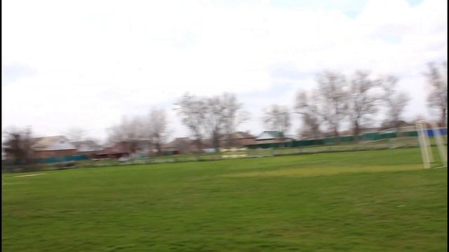 В обычном селе Песчанокопское старое,но зеленое футбольное поле во дворе! смотреть онлайн