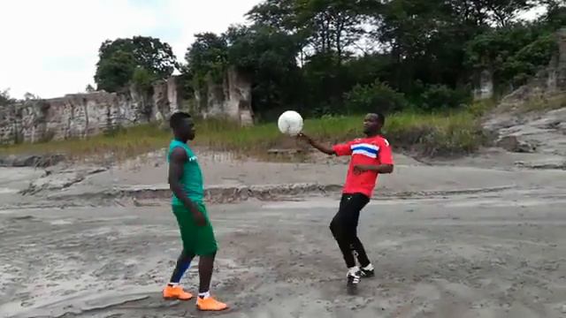Zambian defender Joseph Musonda with Chisamba Lungu keepie uppie fun смотреть онлайн