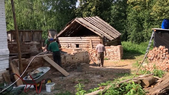 Переходим ко стройке. Готовим основание для новой пристройки к дому прадеда смотреть онлайн
