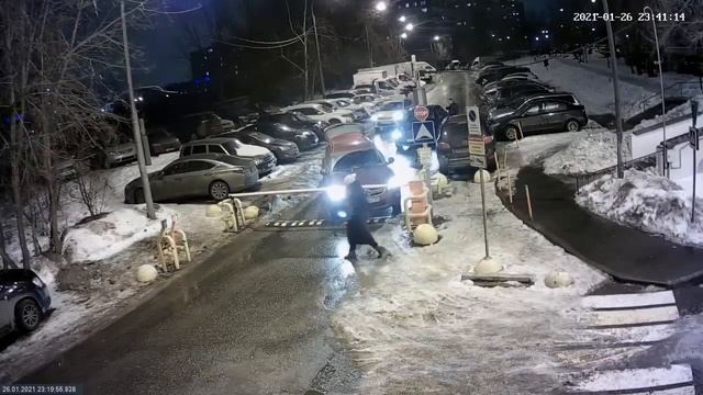 Женщина с топором напала на шлагбаум в Подмосковье смотреть онлайн