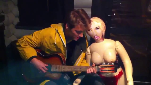 Алексей Воробьев спел с резиновой куклой смотреть онлайн