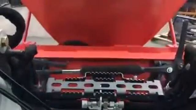 Разбрасыватель соли и песка Bobcat (Бобкэт) - в наличии ООО «Бобкэт-Центр»