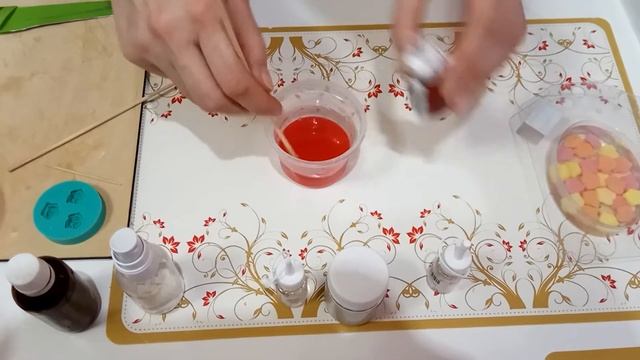 Мыло с маленькими розочками, заливаем второй слой