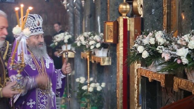 Литургия в Великий Четверг в Трапезном храме Лавры смотреть онлайн