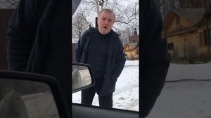 Мужик напал с ружьём.