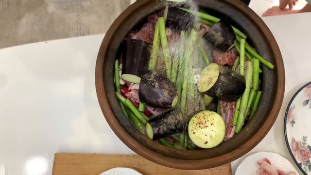 ПАПА ТУРОК ГОТОВИТ БАРАНЬИ РЕБРА С ОВОЩАМИ В ГОРШОЧКЕ? смотреть онлайн