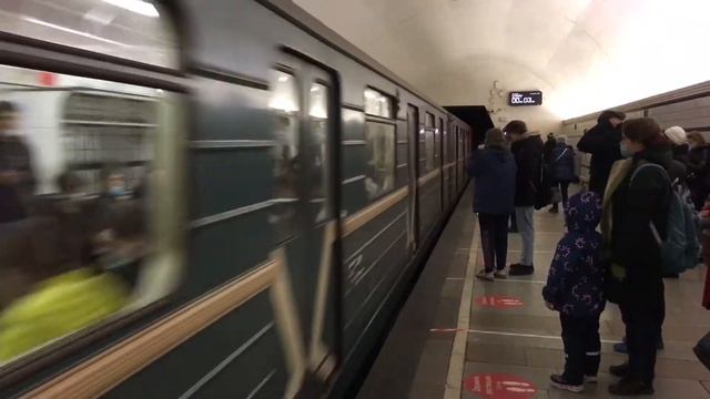 81-717/714 На станции Проспект Мира смотреть онлайн