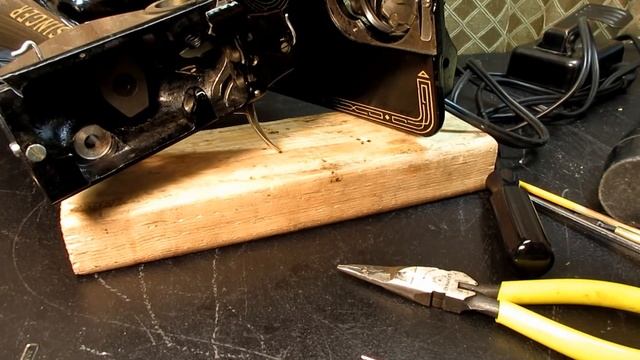 The Bobbin Area Parts of a Singer Model 99K Sewing Machine смотреть онлайн