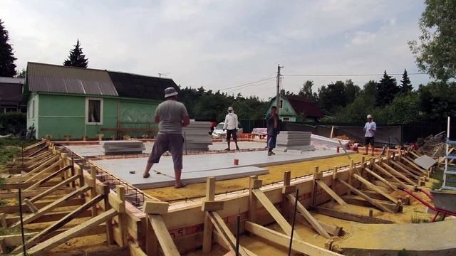 Сборка армокаркаса и опалубки фундамента смотреть онлайн