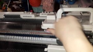 Жемчужная и английская резинка на вязальной машине. Как добиться полотна хорошего качества.