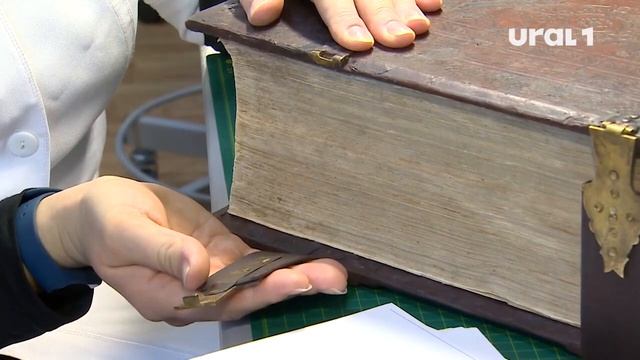Специалисты челябинской библиотеки полностью восстановили религиозную книгу 19 века смотреть онлайн