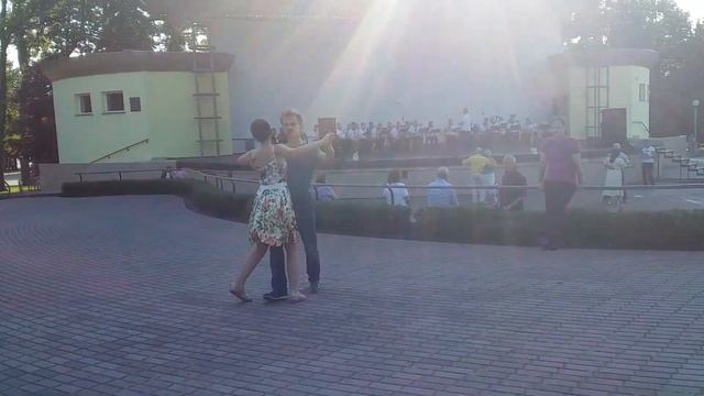 Нон-Стоп танцует вальс в солнечных лучах... смотреть онлайн