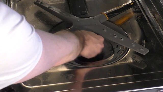 How to Clean the Filter & Spray Arms of an LG Dishwasher смотреть онлайн