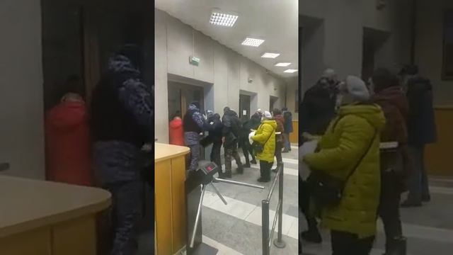 Полиция против женщин пытающихся добиться приема в гос. учреждение. смотреть онлайн